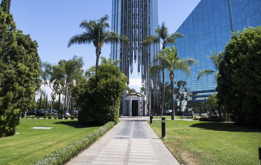 Crystal Cathedral in California Gets a New Life as a Catholic Church