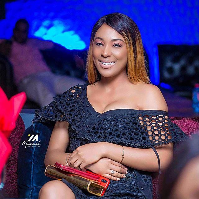 Nikki Samonas lookd ravishing in black apparel