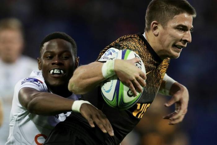 Argentina's Jaguares wing Sebastian Cancelliere (R) vies for the ball with South Africa's Sharks fullback Aphelele Fassi during their Super Rugby match at Jose Amalfitani stadium in Buenos Aires, on June 8, 2019.