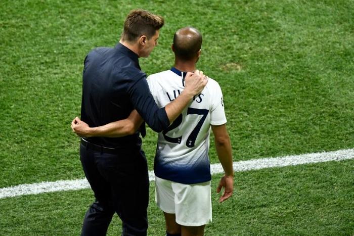 Tottenham's Lucas Moura speaks with boss Mauricio Pochettino