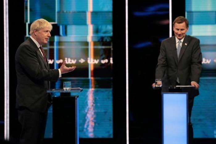 Boris Johnson (L) is far more flamboyant than his rival Jeremy Hunt