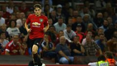 Daniel James kept his nerve to score the winning penalty in Manchester United's shootout win over AC Milan and make it six wins from six pre-season matches