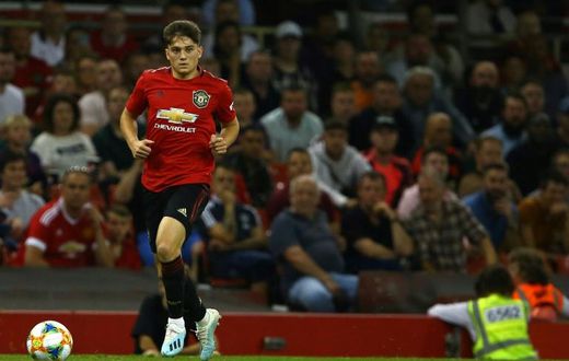 Daniel James kept his nerve to score the winning penalty in Manchester United's shootout win over AC Milan and make it six wins from six pre-season matches
