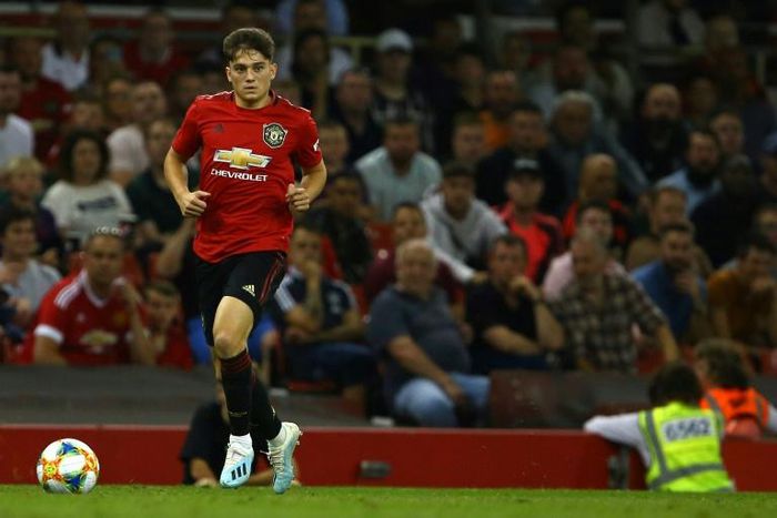 Daniel James kept his nerve to score the winning penalty in Manchester United's shootout win over AC Milan and make it six wins from six pre-season matches