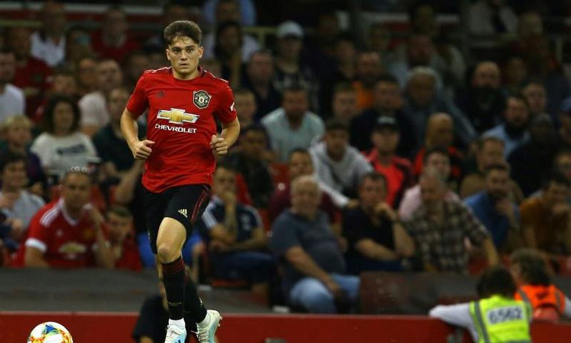 Daniel James kept his nerve to score the winning penalty in Manchester United's shootout win over AC Milan and make it six wins from six pre-season matches