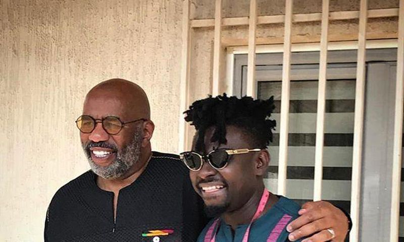 Steve Harvey hangs out with Ghanaian designer, Kwaku Bediako
