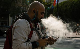 First Death in a Spate of Vaping Sicknesses Reported by Health Officials