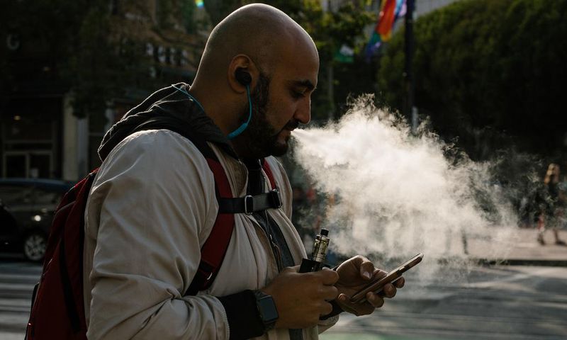 First Death in a Spate of Vaping Sicknesses Reported by Health Officials