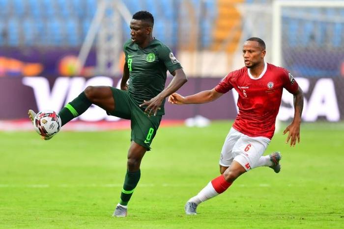 Madagascar midfielder Marco Ilaimaharitra (L) pursues Nigerian Oghenekaro Etebo during the Africa Cup of Nations in Egypt