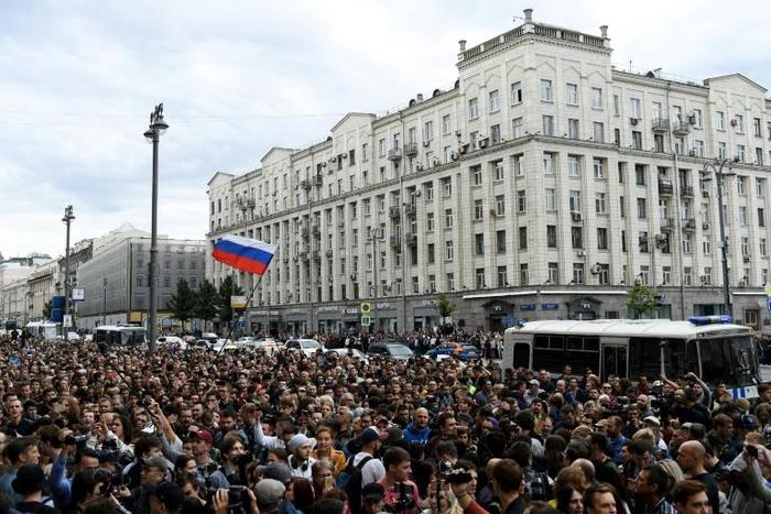 Supporters of independent candidates in upcoming local Moscow elections rallied to demand their names be included on the ballot
