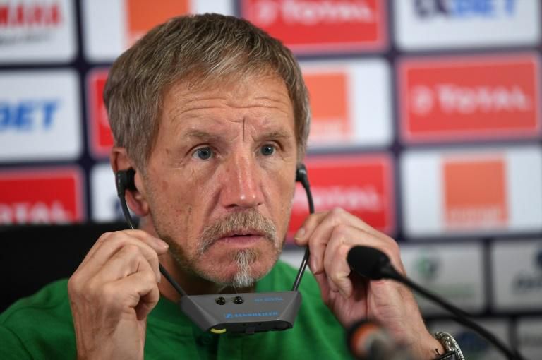 Stuart Baxter and South Africa scraped through to the last 16 in the final qualifying spot