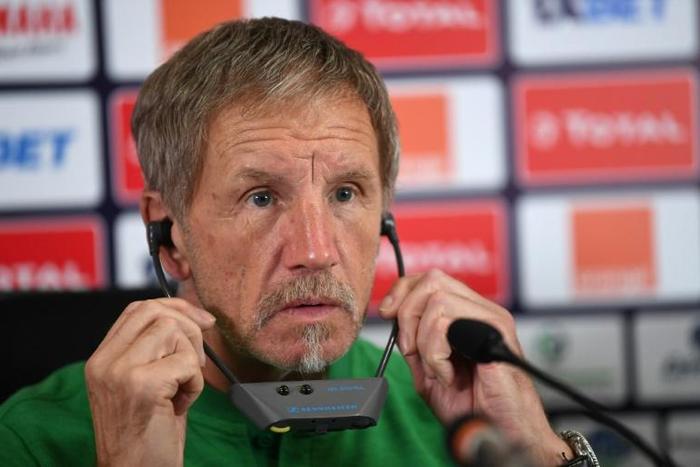 Stuart Baxter and South Africa scraped through to the last 16 in the final qualifying spot