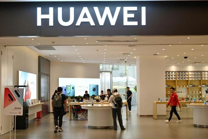 A Huawei store in Shanghai: Two senior US senators warn the Trump administration not to water down a US ban on Huawei products