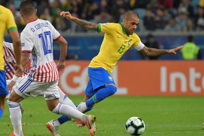 Le brésilien Dani Alves (droite) pendant le quart de finale de Copa America à Porto Alegre, le 27 juin 2019