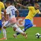 Le brésilien Dani Alves (droite) pendant le quart de finale de Copa America à Porto Alegre, le 27 juin 2019