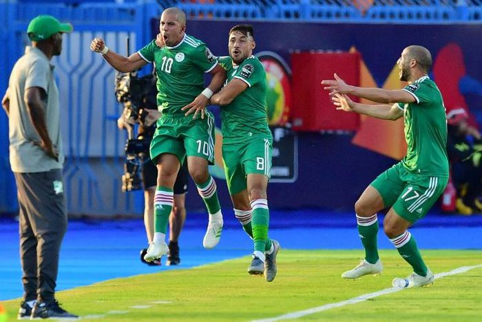 Midfielder Sofiane Feghouli (2nd-L) celebrates scoring for Algeria as Ivory Coast coach Ibrahim Kamara (L) looks on during an Africa Cup of Nations quarter-final in Egypt