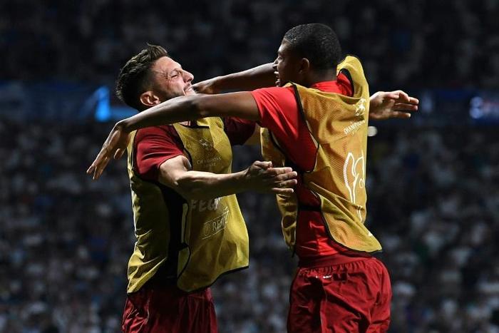 Liverpool forward Rhian Brewster (right)