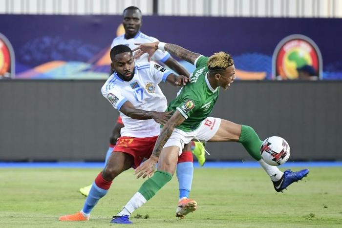 Madagascar midfielder Anicet Andrianantenaina (R) tussles for possession with Democratic Republic of Congo forward Cedric Bakambu during an Africa Cup of Nations last-16 match in Egypt