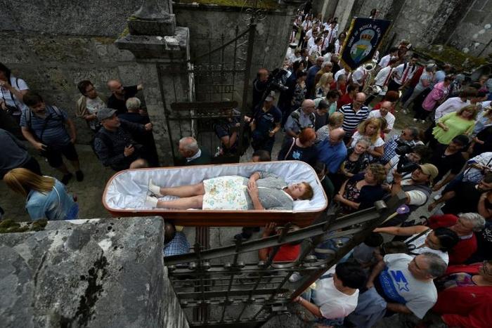 The strange ritual takes place on July 29 each year in the village of Las Nieves in Galicia in northwestern Spain
