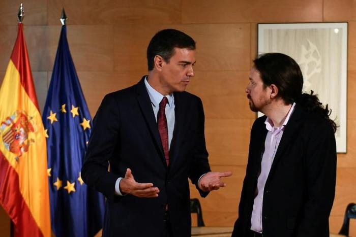 Spanish Prime Minister Pedro Sanchez (L) mets with Podemos party leader Pablo Iglesias whose party he is trying to convince to support him in a confidence vote in parliament next week