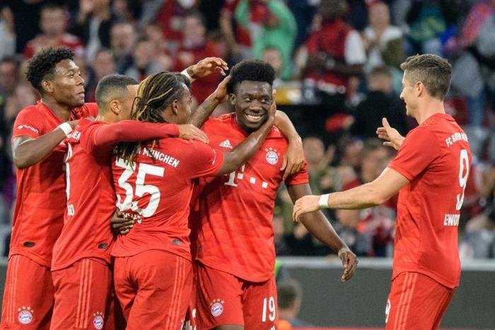 Canadian international Alphonso Davies (C) is hoping to break into the Bayern Munich first team this season