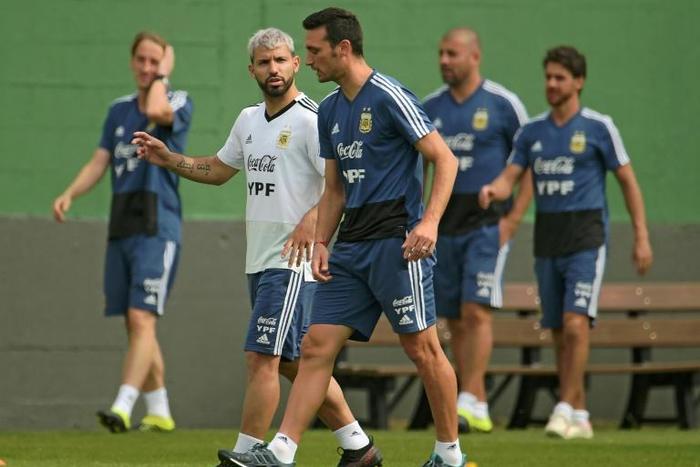 Coach Lionel Scaloni (right) talks with Argentina player Sergio Aguero during a training session in Rio de Janeiro, Brazil on the eve of their Copa America quarter final match against Venezuela