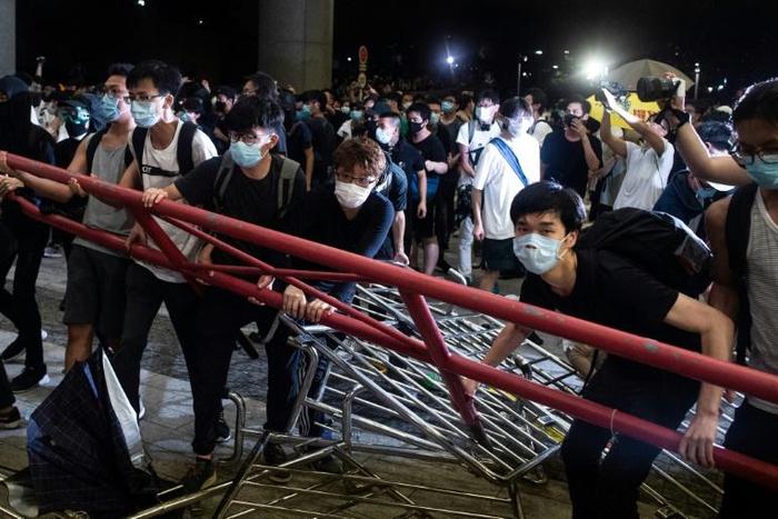 A massive peaceful protest in Hong Kong against plans to allow extraditions to the Chinese mainland descended into violence as police clashed with pockets of demonstrators
