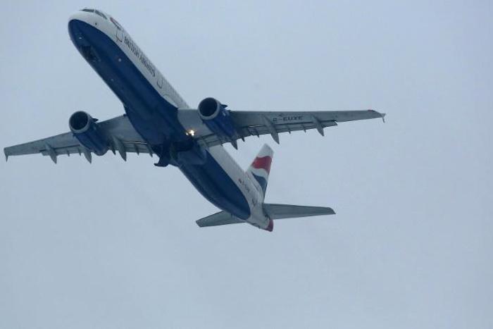 A number of airlines are deciding to follow a ban by the US on its passenger aircraft flying over the Strait of Hormuz as tensions between Iran the United States rise