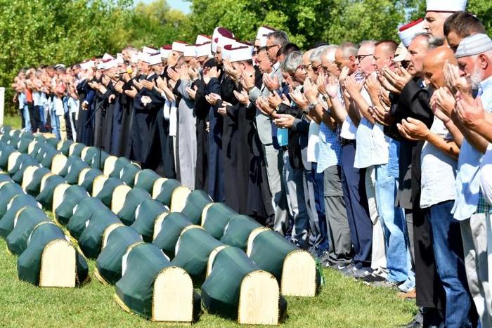 Hundreds of people gathered Saturday for the funeral of 86 Muslim victims of a massacre committed in Prijedor by Bosnian Serb forces at the beginning of the 1990s Bosnian war