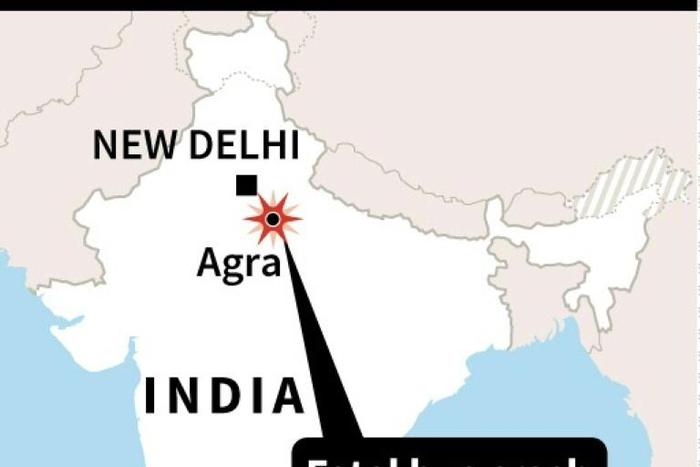 Map of India locating a bus crash near Agra that killed at least 29 people on Monday, according to police