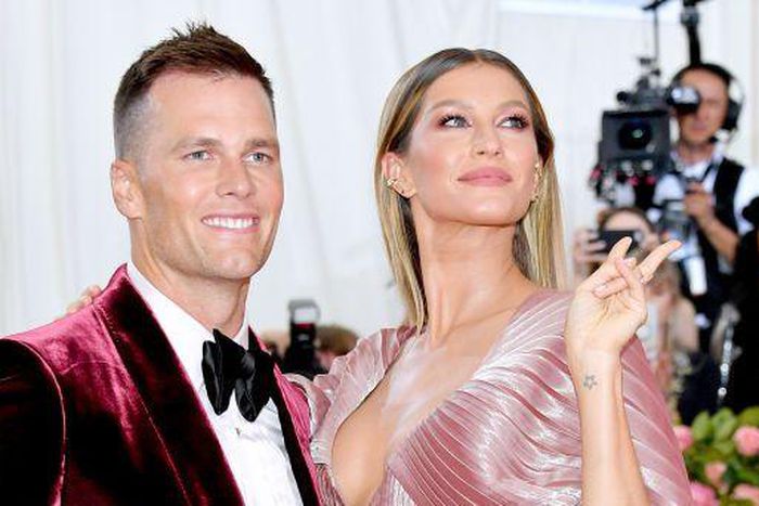 Tom Brady & Gisele Bündchen To Sell Their Mansion