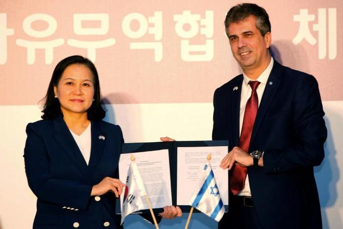 South Korean Trade Minister Yoo Myung-hee and Israeli Economy Minister Eli Cohen signed the free trade agreement in Jerusalem