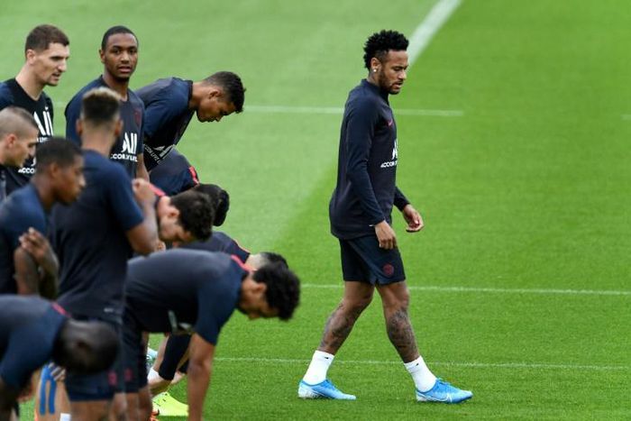 Neymar trains with PSG as transfer deadline approaches