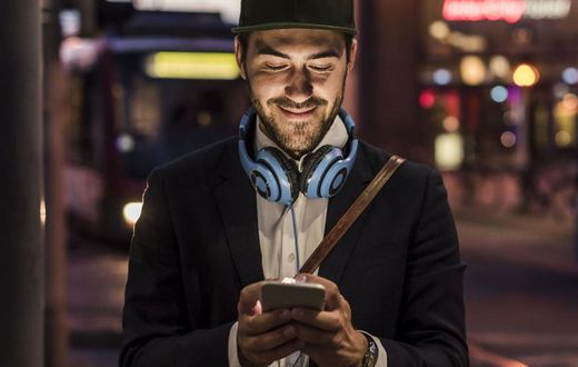 8 Ways to Make Your Grindr Hookups Safer