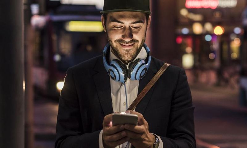 8 Ways to Make Your Grindr Hookups Safer
