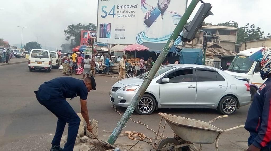 Police officer Lance corporal Simon Agbeko repairs broken traffic light at Odorkor