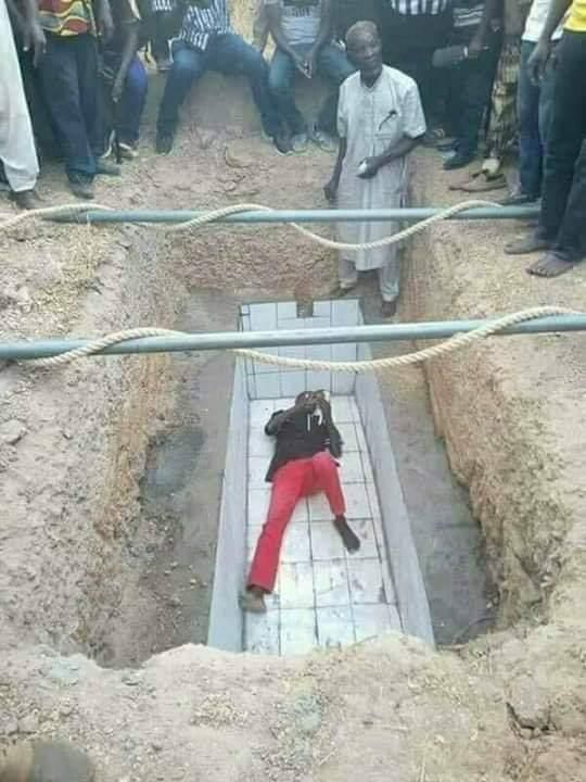 Man lies in grave to stop bereaved family from burying their corpse until his digging fee is paid
