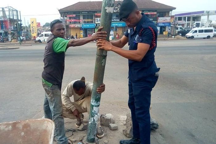 Police officer Lance corporal Simon Agbeko repairs broken traffic light at Odorkor