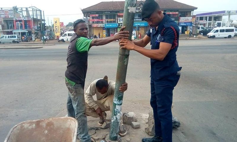 Police officer Lance corporal Simon Agbeko repairs broken traffic light at Odorkor