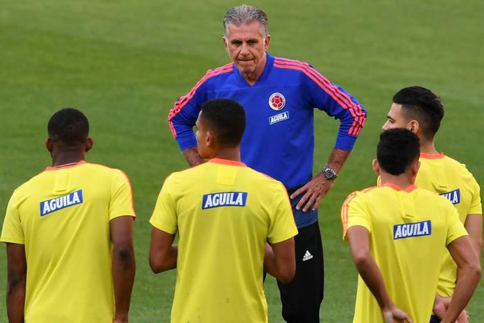 Colombia coach Carlos Queiroz speaks to his players