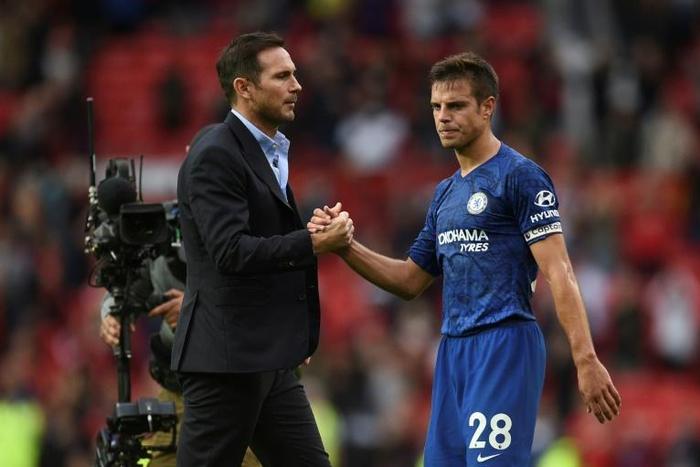Chelsea defender Cesar Azpilicueta commiserates with Blues boss Frank Lampard