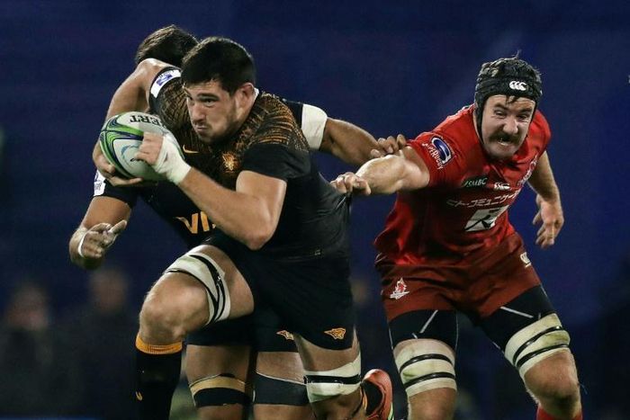 Argentina's Jaguares lock Guido Petti (L) runs with the ball past Japan's Sunwolves lock Mark Abbott during their Super Rugby match at Jose Amalfitani stadium in Buenos Aires, on June 14, 2019.