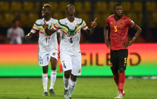 Amadou Haidara (C) celebrates scoring for Mali against Tunisia in Ismailia