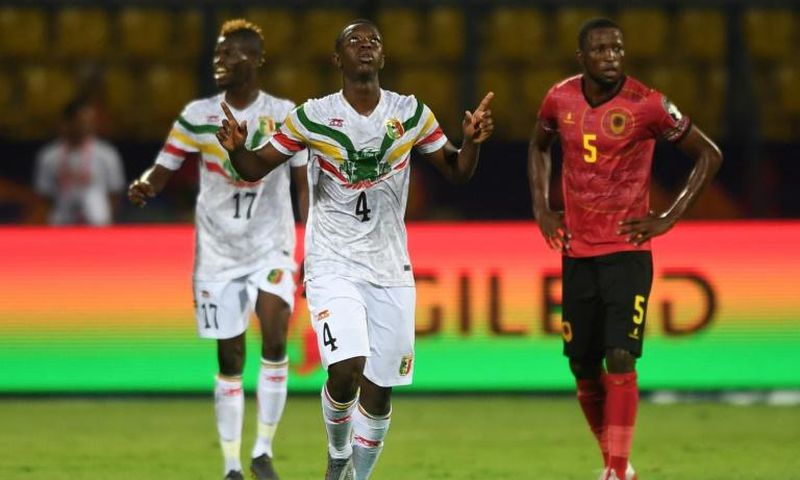 Amadou Haidara (C) celebrates scoring for Mali against Tunisia in Ismailia