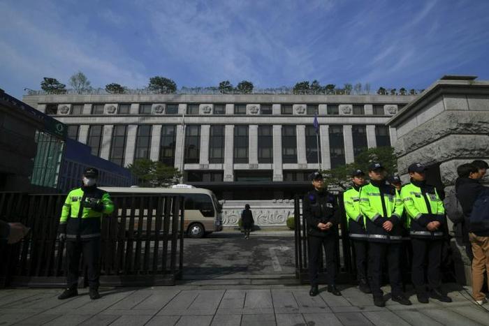 More than 115,000 South Koreans have signed an online petition calling for a judge to be expelled after he reduced the sentence of a child rapist