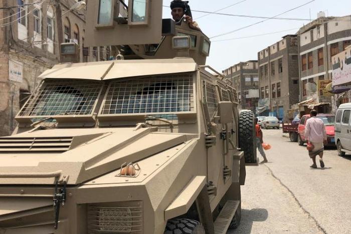 Dozens have been killed in days of fighting between Yemeni separatists and loyalist forces in second city Aden before they committed on Sunday to a ceasefire