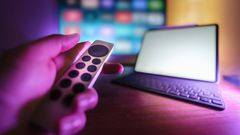 Dark Mode That Works: How Contrast, Font Weight, and Motion Make Late-Night Reading Easier