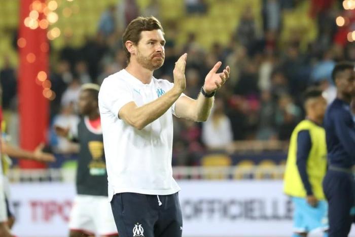 Marseille coach Andre Villas-Boas applauds fans after his team's League Cup exit