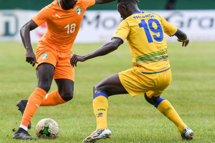 Ivory Coast's Pepe vies for the ball with Rwanda's Emmaunel Imanishimwe