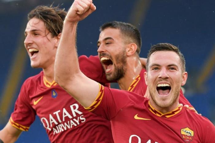 Jordan Veretout (R) and Nicolo Zaniolo (L) scored the goals that helped Roma to victory over Napoli